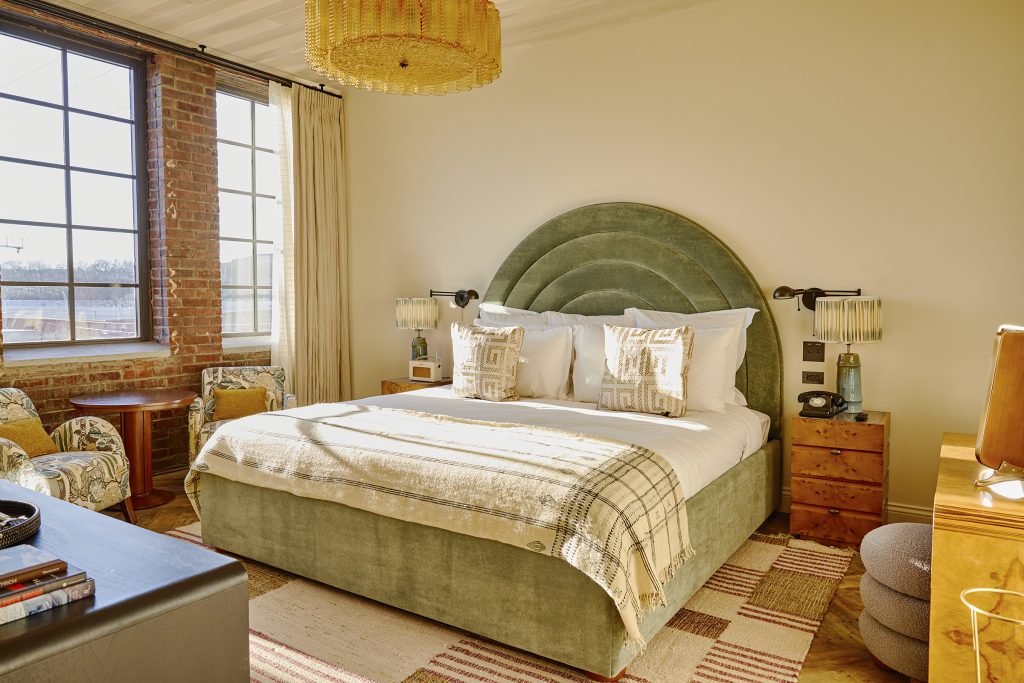 cosy_bedroom-full-view_soho_house_nashville