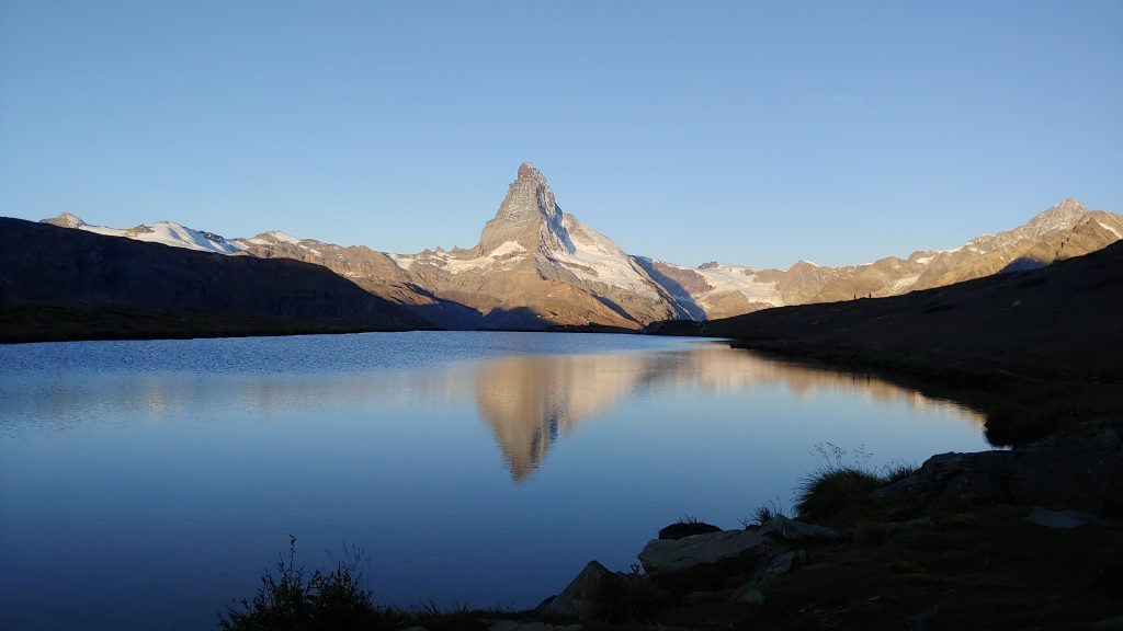 the-matterhorn-reflected-in-stellisee-lake